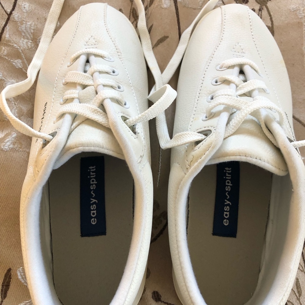 Women’s Size 7W white leather Easy Spirit athletic shoes